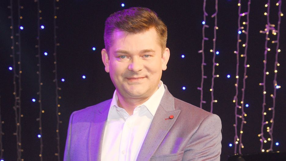 Zenon Martyniuk stoi za swoim synem murem
