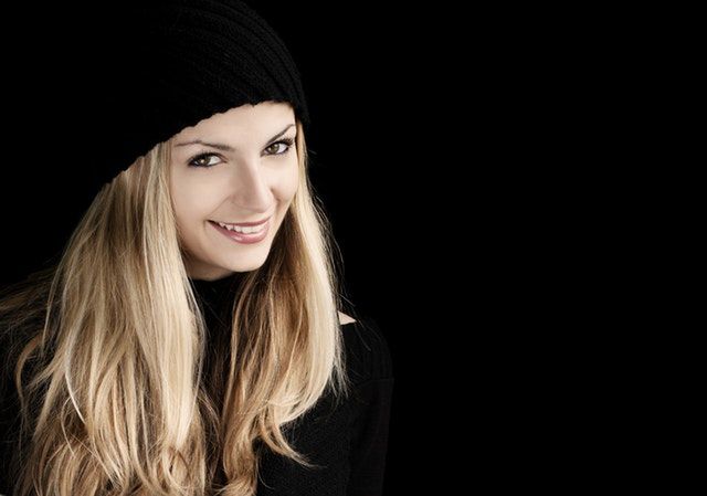 kobieta z blond włosami 