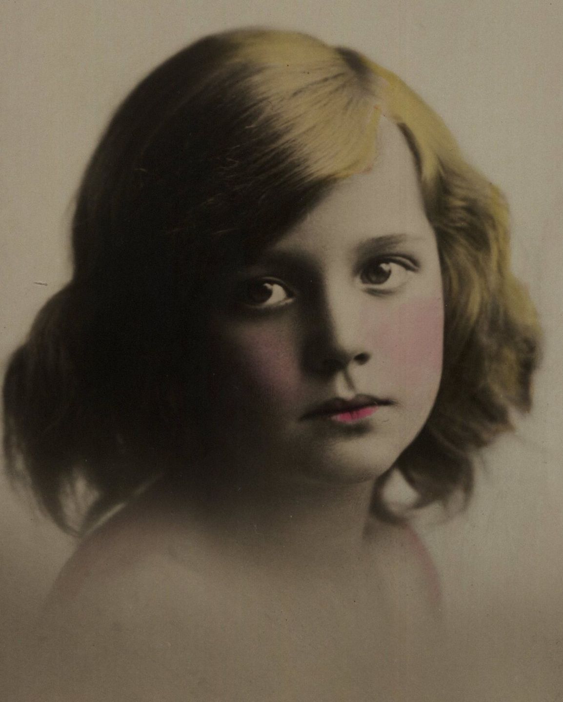 Portret anonimowej dziewczynki z epoki międzywojennej 