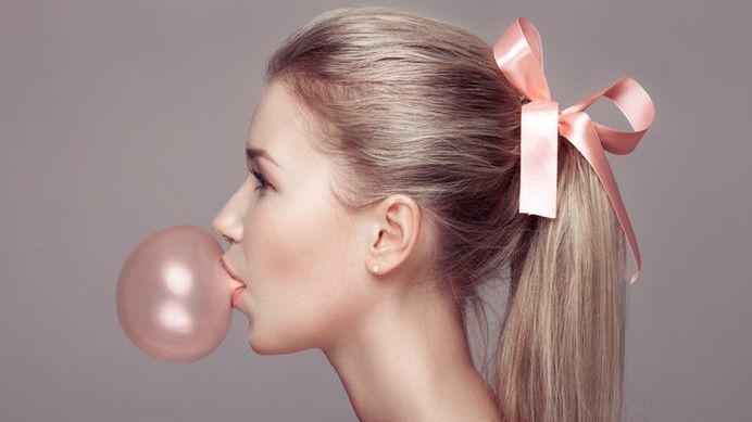 Aż 65 proc. klientek salonów fryzjerskich to blondynki.