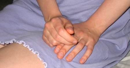 Brat zgwałcił 13-letnie bliźniaczki. Obie zaszły w ciążę