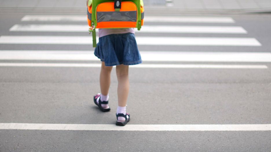 Szczecin. Mężczyzna w czarnym samochodzie próbował porwać uczennicę podstawówki