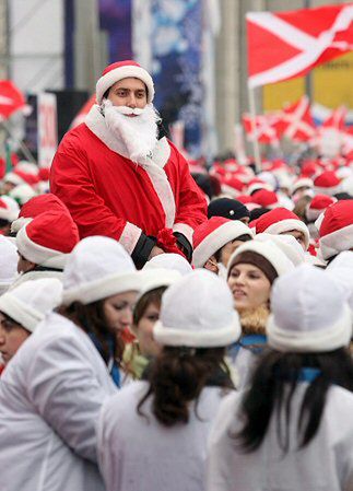 Dziadek Mróz i Śnieżynka królują na ulicach Rosji