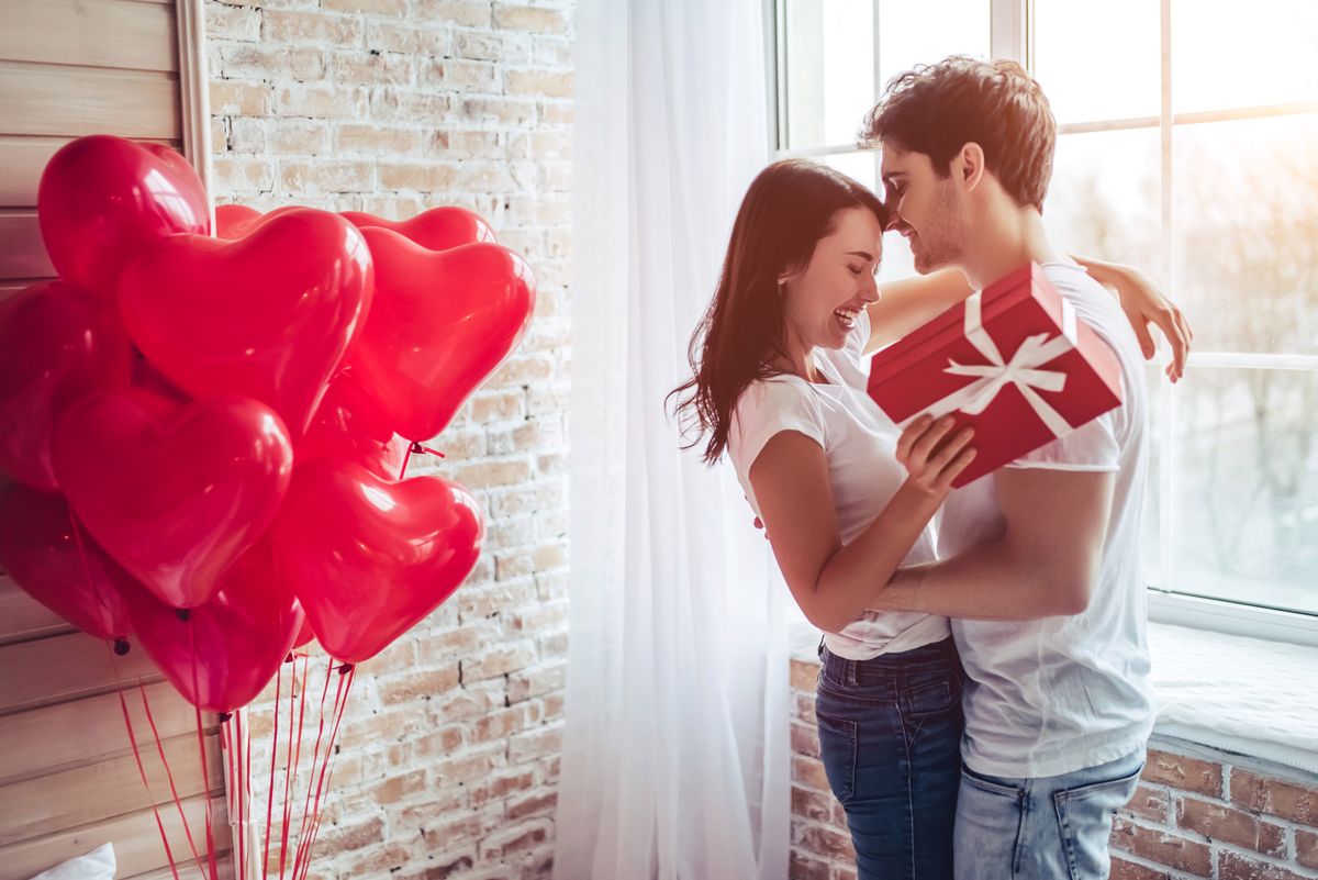 Walentynki 2019 - pomysły na romantyczny prezent dla niego. Co podarować ukochanemu mężczyźnie?
