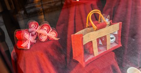 Rossmann kusi promocją na walentynki. Co przygotowały sieci handlowe dla zakochanych?