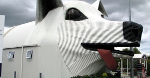 Architektoniczna wpadka czy ponury żart architekta? Kuriozalne budynki