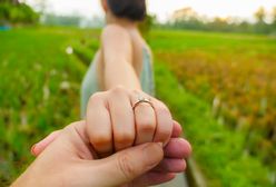 Jak wybrać pierścionek zaręczynowy? Cztery rady przed kupnem