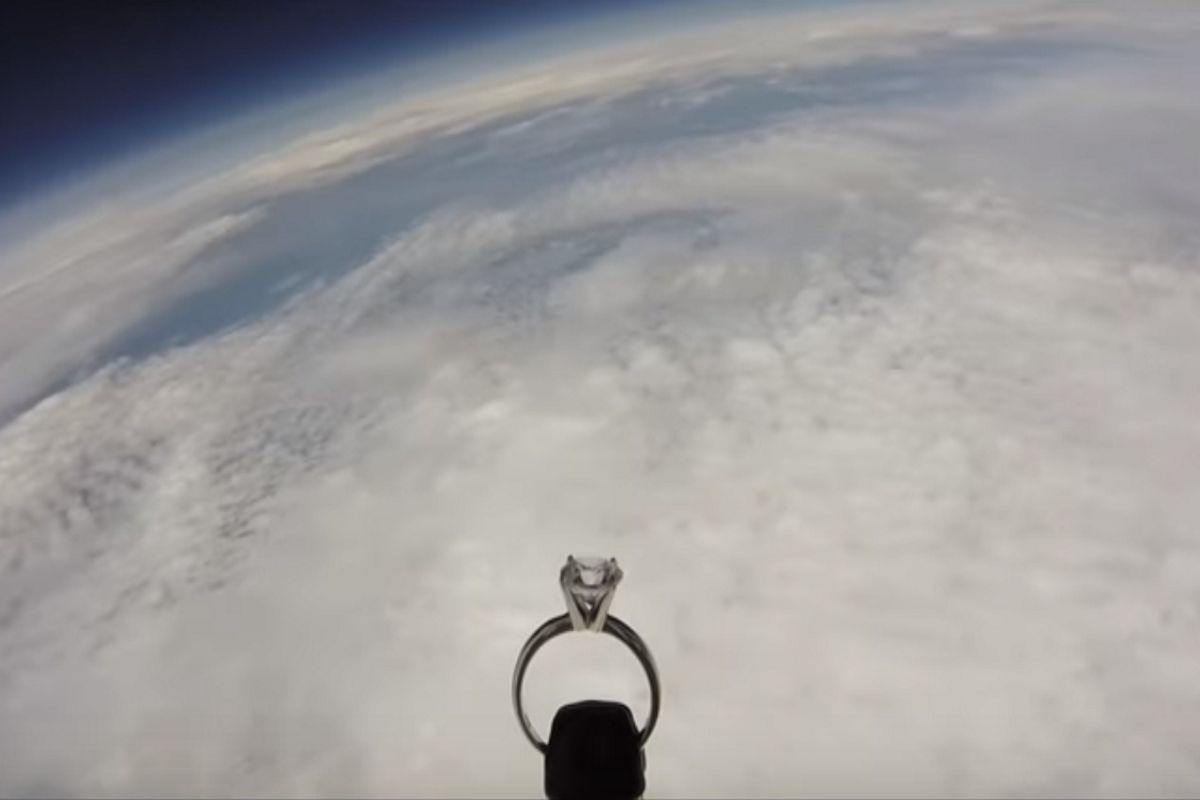 USA. Pilot sił powietrznych wysłał pierścionek zaręczynowy w kosmos