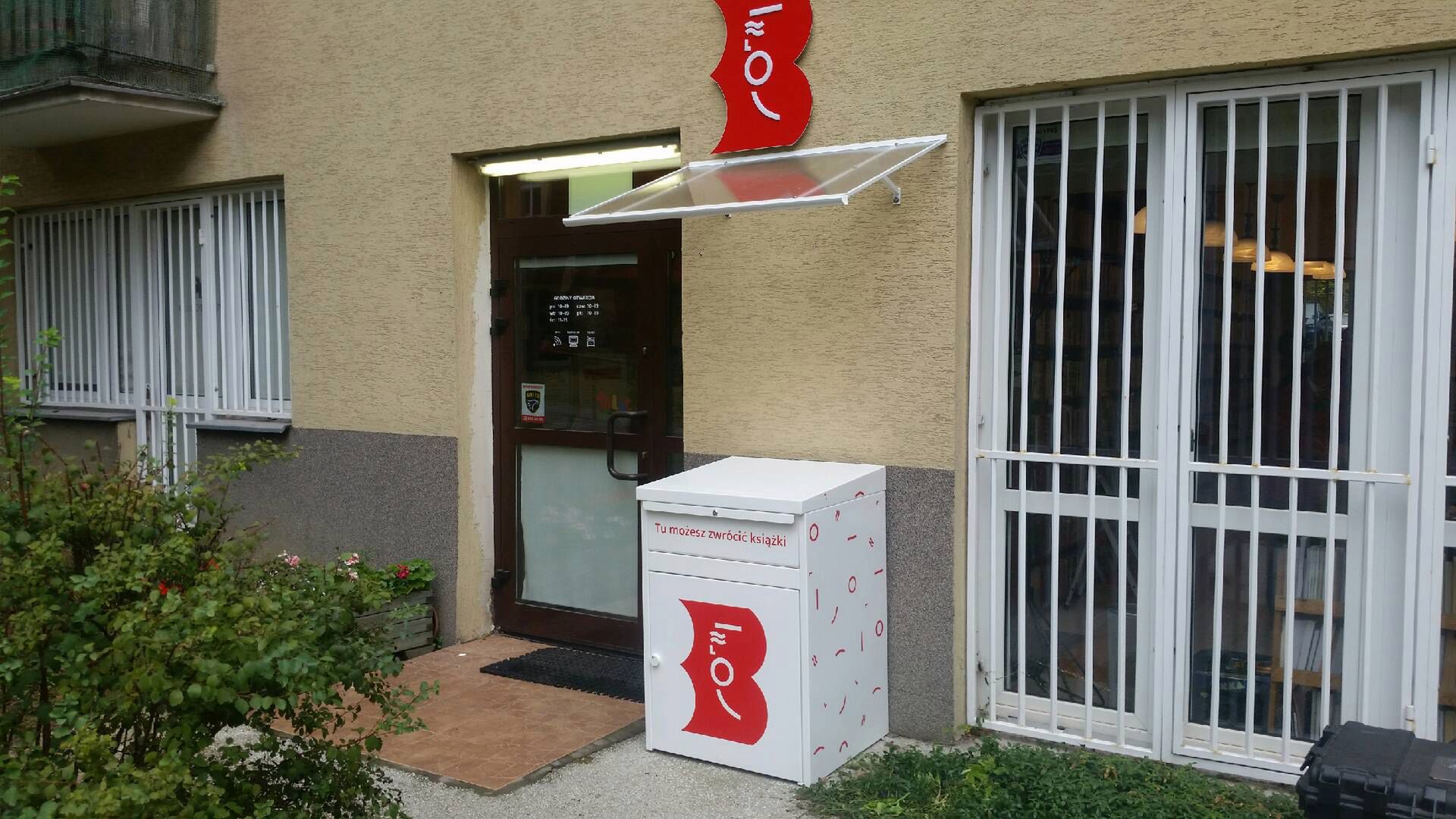 Warszawa. Przed biblioteką na Ursynowie stanął pierwszy w stolicy książkomat