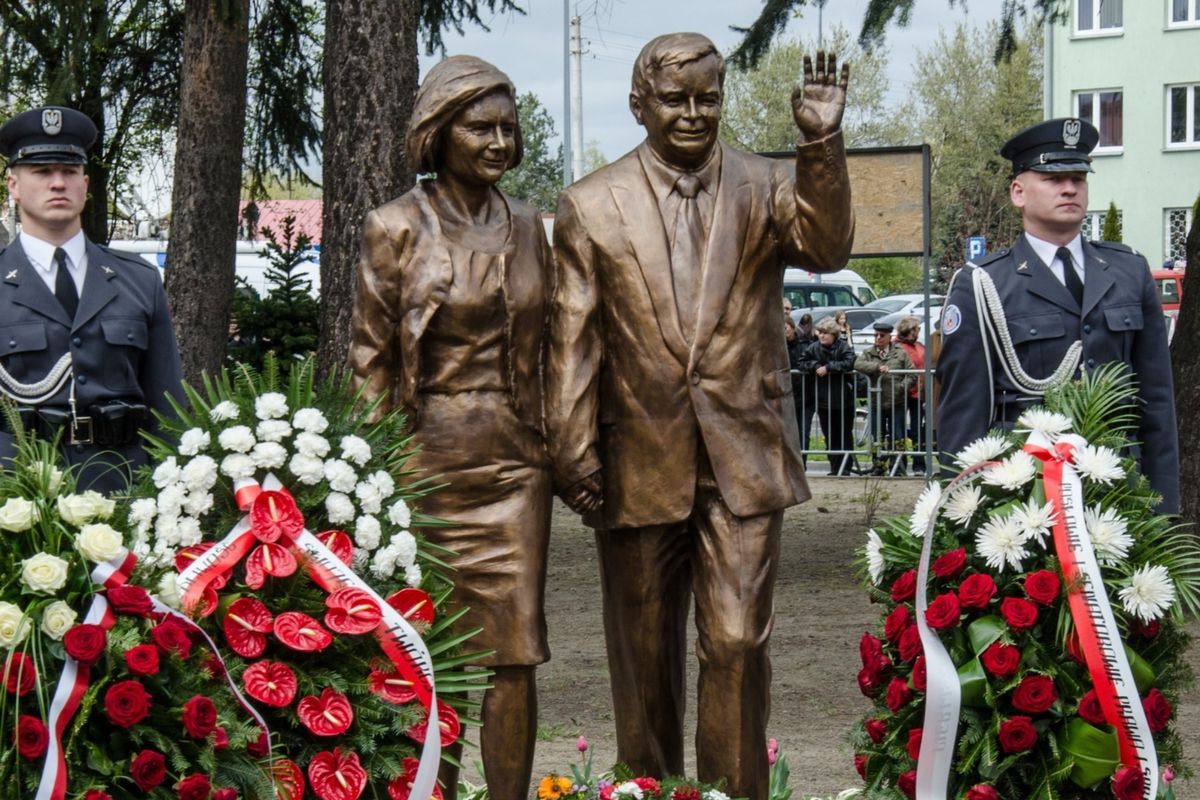 Biała Podlaska. Umieścił baner na pomniku Lecha Kaczyńskiego. Został zatrzymany