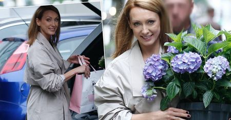 Anna Kalczyńska z ogromnym bukietem kwiatów przemierza ulice Warszawy. To prezent dla Rozenek?