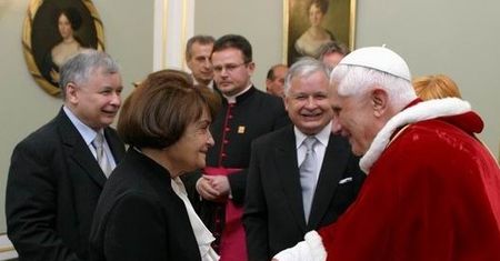 Kaczyński przywiózł choinkę na grób matki