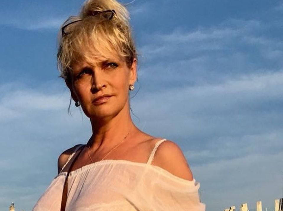 Adrianna Biedrzyńska i jej robótki ręczne na plaży. "Można sobie zakryć tłuszczyki"