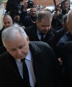 "Wypuścić wolnych obywateli". Protesty i zamieszanie przed siedzibą PiS-u. Policja komentuje