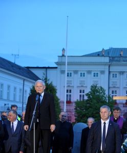 Zaskakujące zachowanie polityków PiS podczas miesięcznicy. Internauci zwrócili uwagę na jeden szczegół