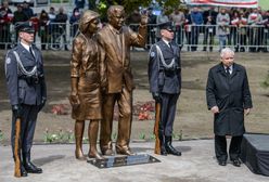 Biała Podlaska. Pomnik Lecha Kaczyńskiego ozdobiony banerem z napisem "Konstytucja"