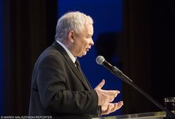 Jarosław Kaczyński przemawiał na Krakowskim Przedmieściu. "Chwała dla Macierewicza"