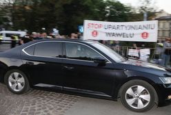 Jarosław Kaczyński przyjechał na grób brata. Przywitali go okrzykiem: "to Wawel, nie Nowogrodzka"