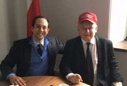Uśmiechnięty Jarosław Kaczyński w czapeczce Donalda Trumpa