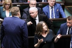Joanna Lichocka i wulgarny gest do opozycji. Adrian Zandberg upomina prezesa PiS, Jarosław Kaczyński mówi o... Pucku