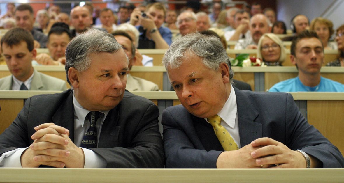 Rok 2007. Jarosław i Lech Kaczyńscy podczas konferencji na Wydziale Prawa Uniwersytetu Gdańskiego 