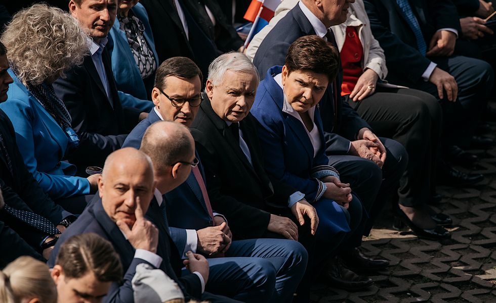 Politycy PiS z prezesem Jarosławem Kaczyńskim podczas spotkania z wyborcami. 