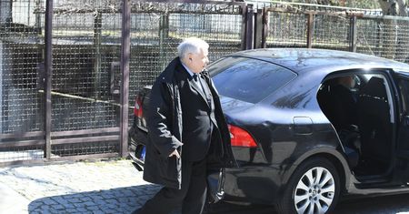 Politycy PiS tłumaczą wjazd Jarosława Kaczyńskiego na zamknięty cmentarz
