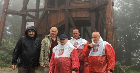 "Jarosław Kaczyński chodzi w mojej pelerynie". Oto tajemnica płaszcza prezesa PiS