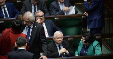 PiS traci poparcie. Ale opozycja i tak daleko w tyle