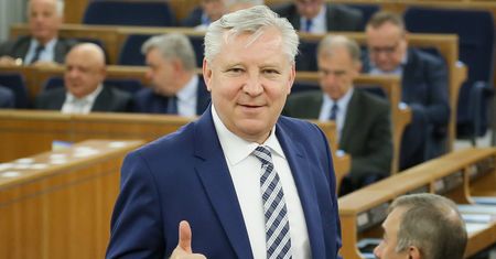 Alkohol, krew i szwy. Senator PiS w szpitalu