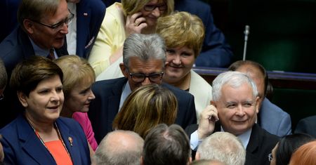 W PiS wymyślili, co zrobić, żeby królować w sondażach. Opozycja "bije brawo"