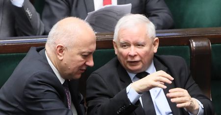 "Kontroluje sytuację w partii i w Polsce". Kaczyński wraca do gry