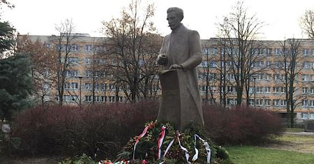 Pomnik Daszyńskiego w Warszawie tonie w zgniłych kwiatach. Są tam od 11 listopada