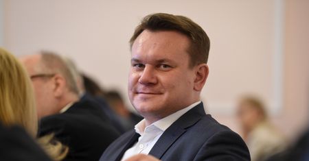 Wyniki wyborów 2019. Dominik Tarczyński szczęśliwy
