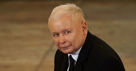 Policja przez całą dobę pilnuje domu Kaczyńskiego. Mieszkańcy protestują