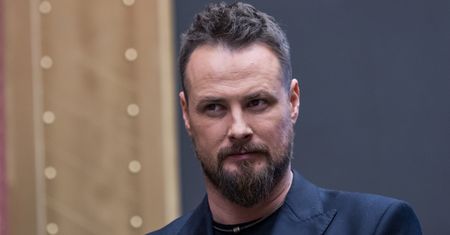 Paweł Małaszyński trzyma się za krocze. Zwraca uwagę na ważny problem