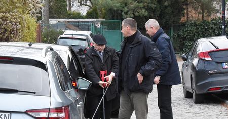Jarosław Kaczyński po operacji. Jan Maria Tomaszewski: pracuje cały czas z domu