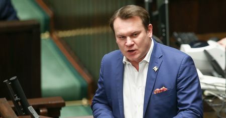 Dominik Tarczyński zaniepokojony sytuacją we Francji. Wzywa Donalda Tuska do reakcji