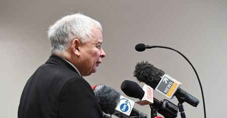Jarosław Kaczyński tłumaczy się ze słów o "zdradzieckich mordach". "Wybuch emocji"