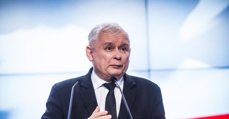 Jak Kościół wydaje premie od polityków PiS. "Stały się cegiełką w większym projekcie"