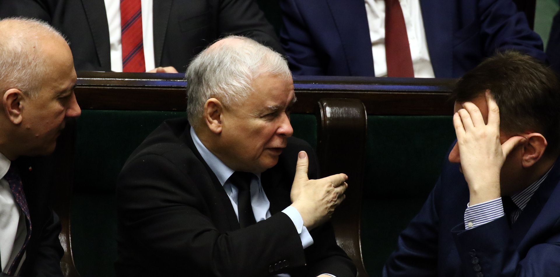 Jarosław Kaczyński wycina z PiS starych druhów. "Gra idzie na ostro"