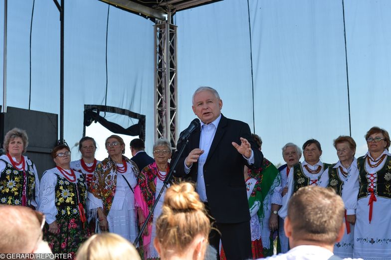 Jarosław Kaczyński złożył obietnice i mikrofirmy będą musiały wyciągnąć pieniądze.