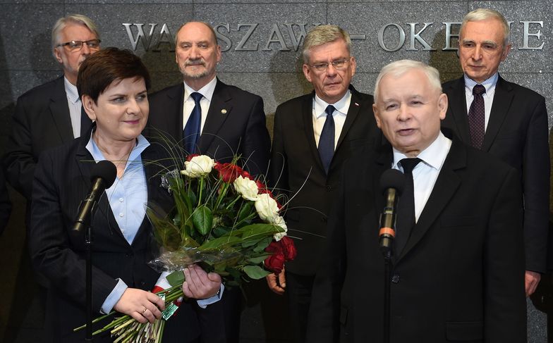 Beata Szydło, Jarosław Kaczyński oraz ministrowie na lotnisku Okęcie po powrocie premier z Brukseli.