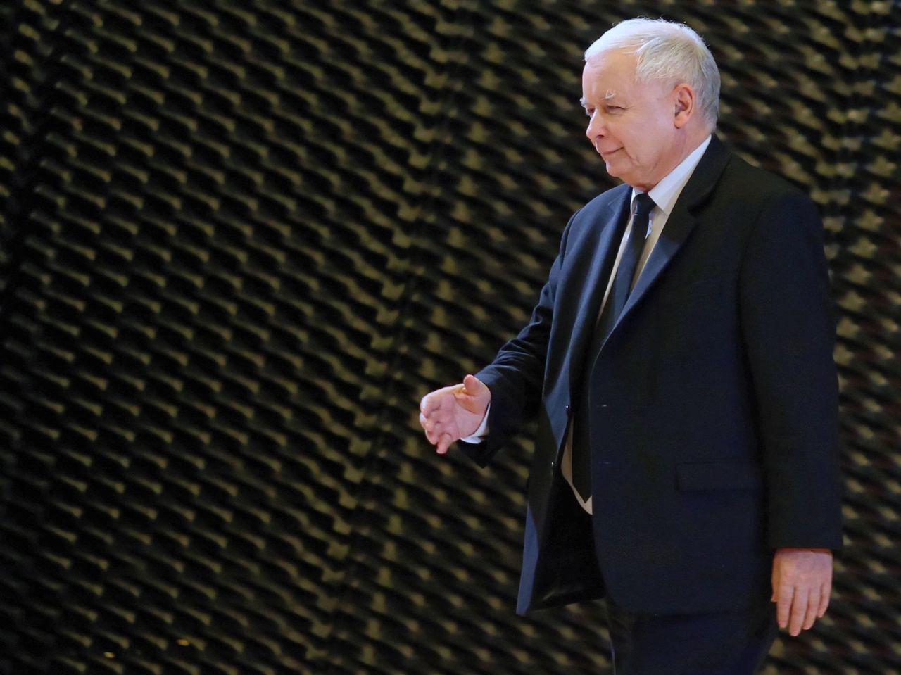 Jarosław Kaczyński jawi się jako prawdziwy inteligent. Kolejne wyszukane słowa w jego przemówieniu