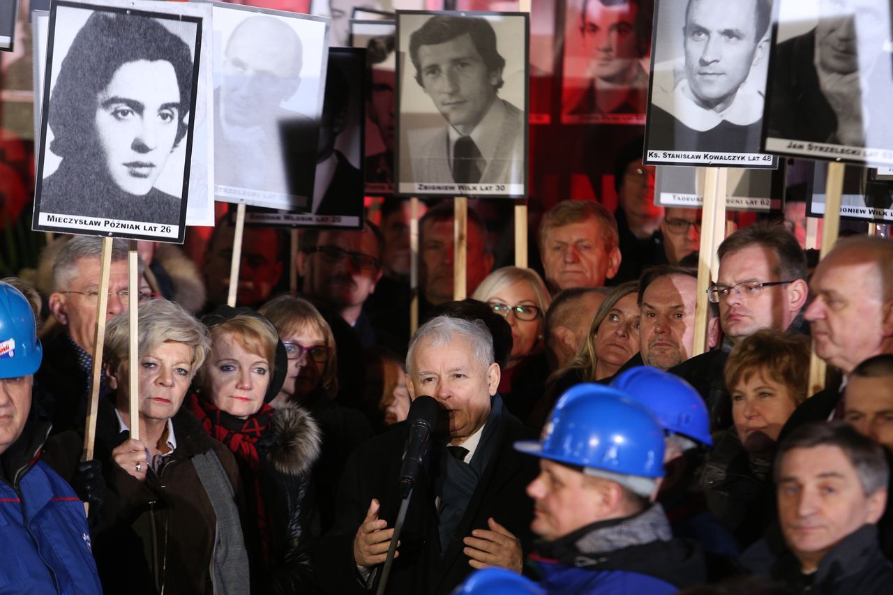 Premier i prezes PiS przy grobie Kuronia. Uhonorowali działaczy opozycji