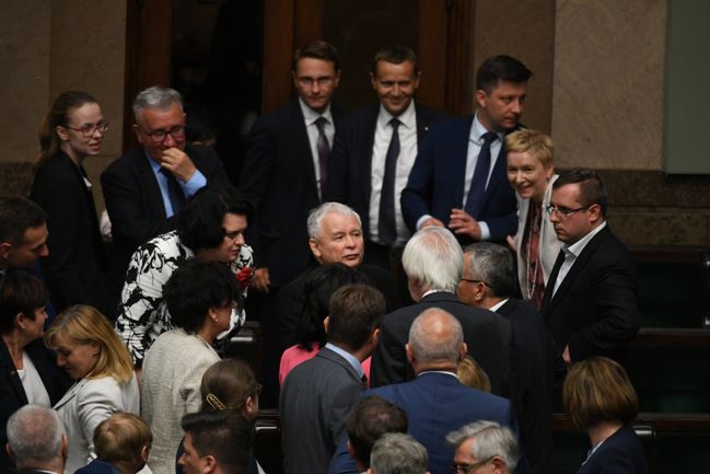 Próby zniechęcenia Polaków do PiS nieskuteczne. Partia Kaczyńskiego nadal górą nad opozycją