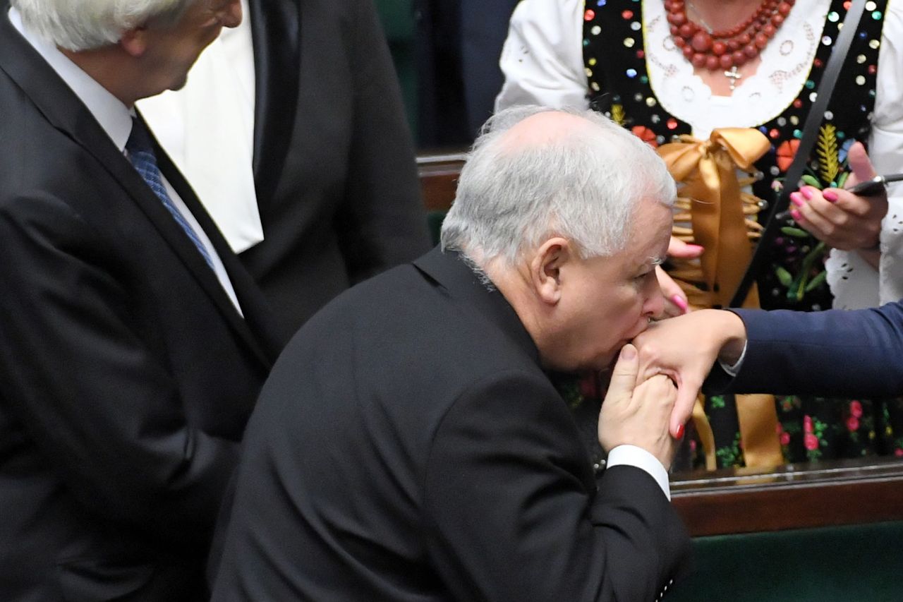 Jarosław Kaczyński pocałował w dłoń Katarzynę Piekarską. Tworzą wspólny zespół