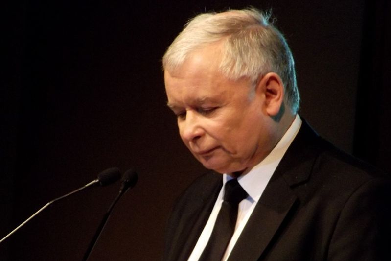 Jarosław Kaczyński oddał mu swoje miejsce w samolocie. "Tata się bardzo ucieszył"