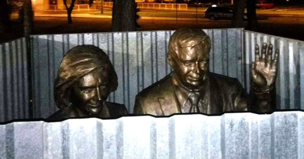 Pomnik Lecha i Marii Kaczyńskich za... parawanem z blachy. Władze miasta tłumaczą