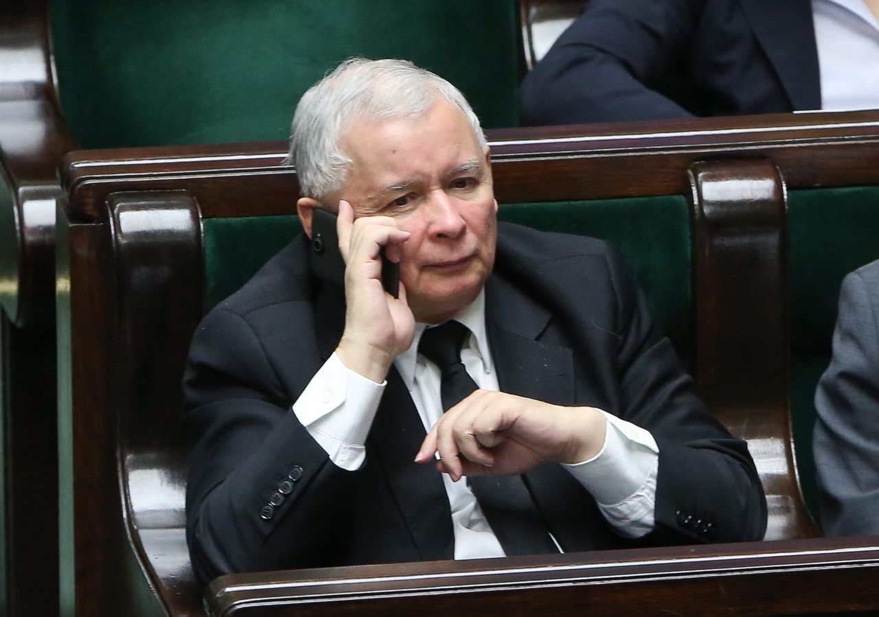 Afera KNF. Kaczyński i Morawiecki mają problem z Glapińskim. Możliwa dymisja prezesa NBP